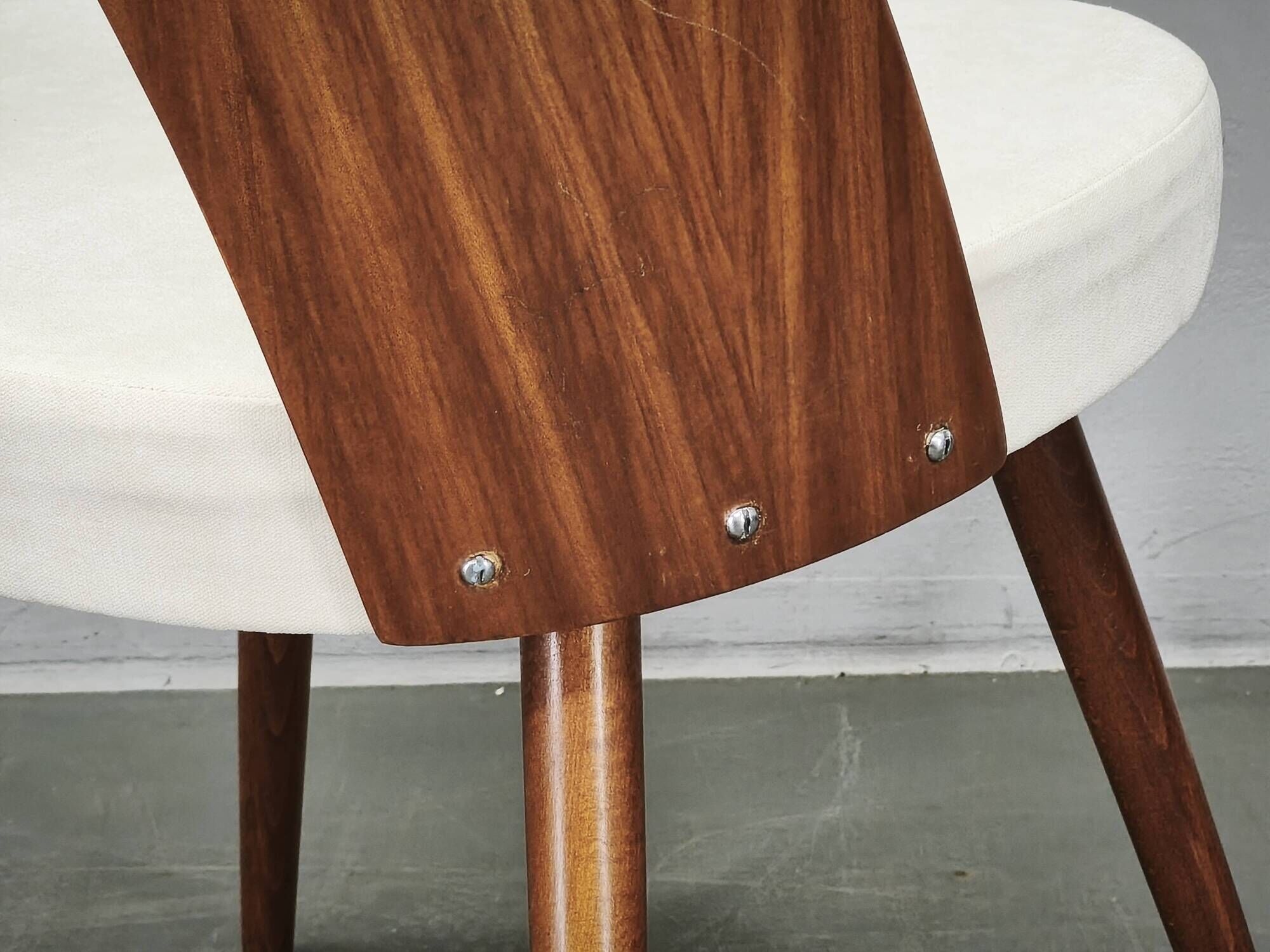 Ensemble de quatre chaises restaurées d'Antonin Suman des années 1960.