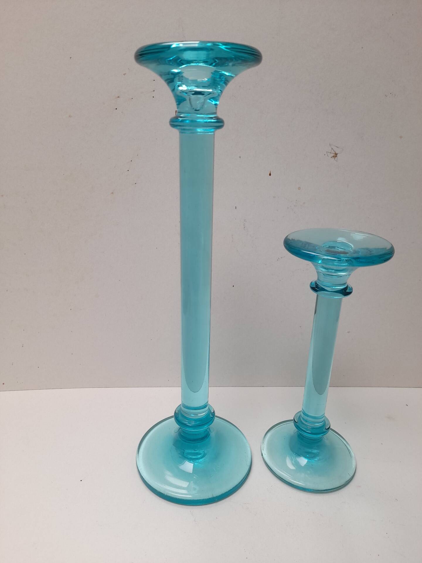 Paire de bougeoirs en verre bleu turquoise