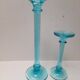 Paire de bougeoirs en verre bleu turquoise