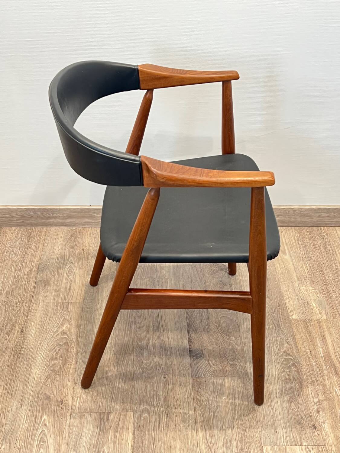 Thomas Harlev chair model 213