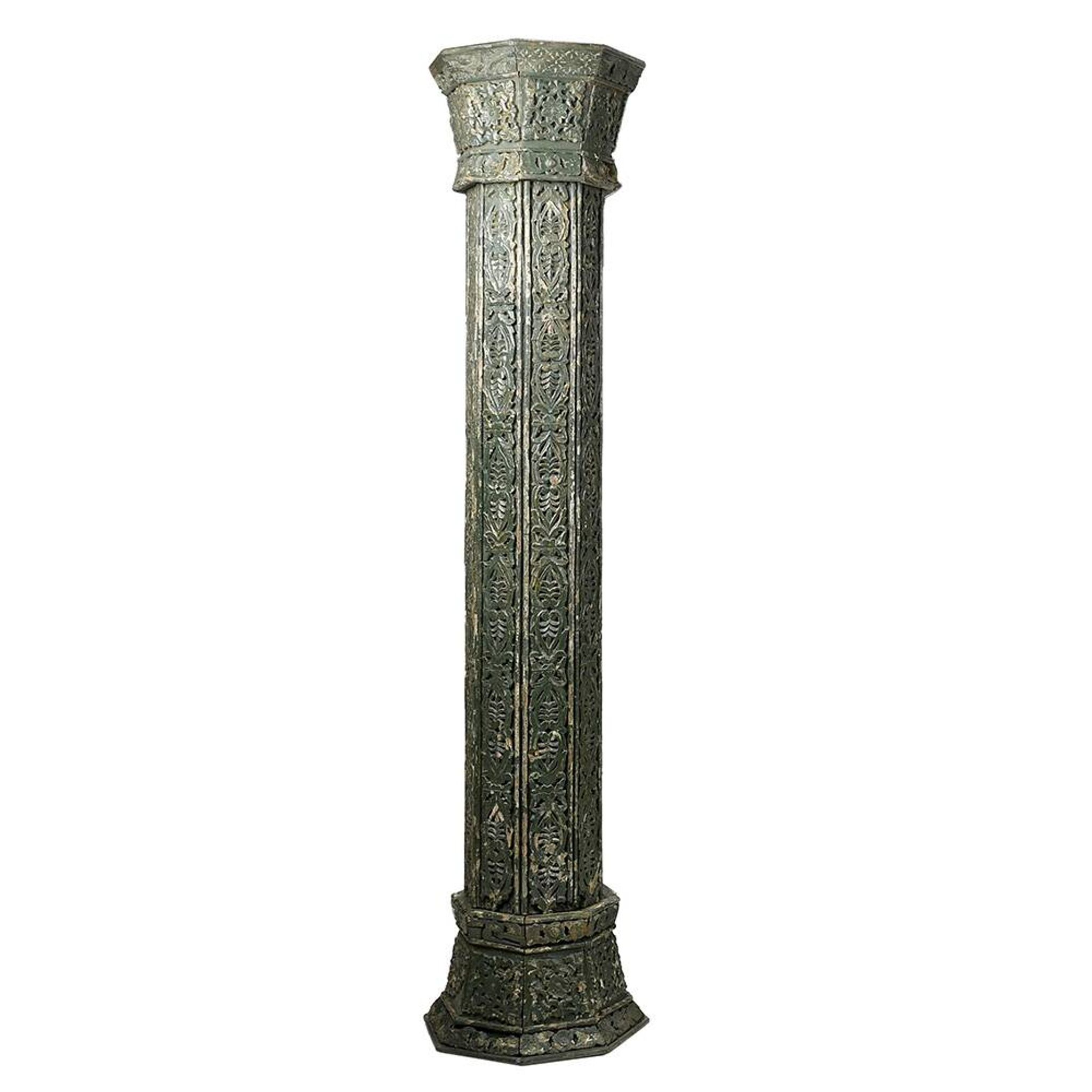Grandes colonnes en bois sculpté