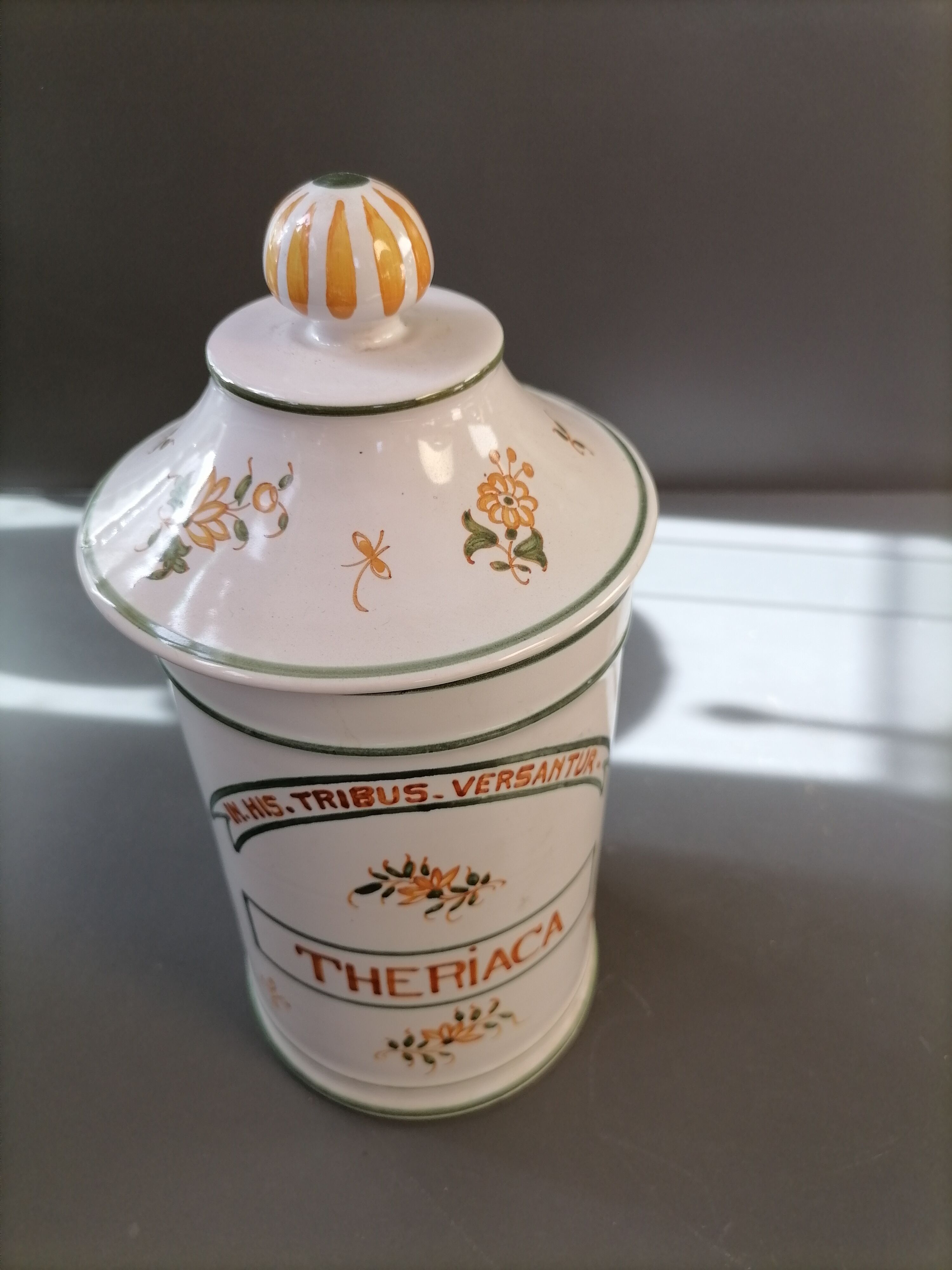 Ceramic pharmacy pot