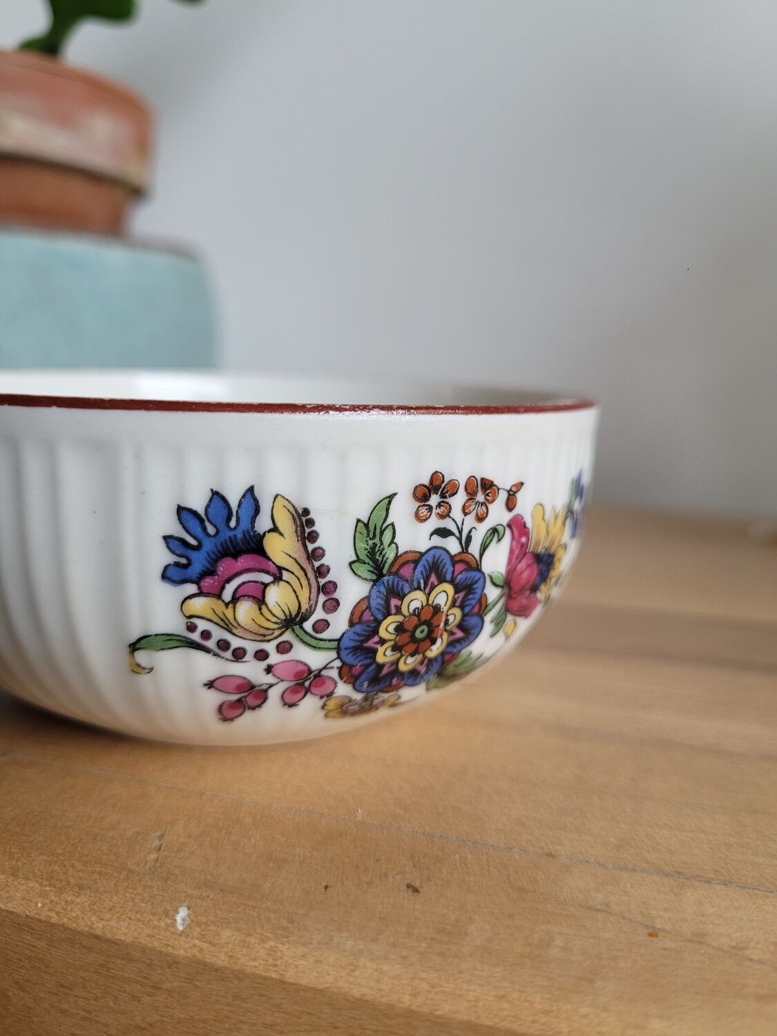 Porcelain bowl floral decoration