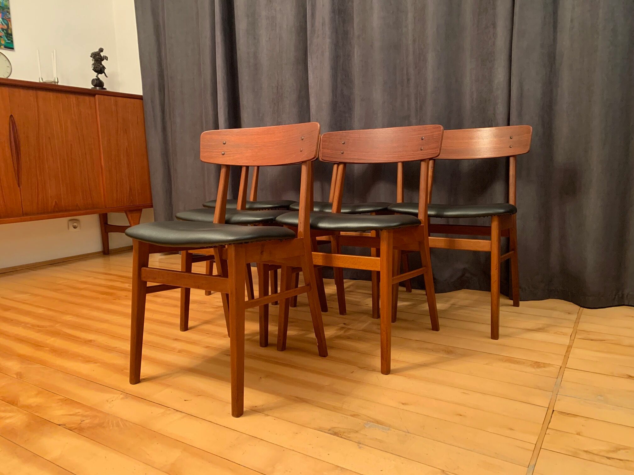 Ensemble de six chaises de style Børge Mogensen Farstrup, Danemark, années 1960.