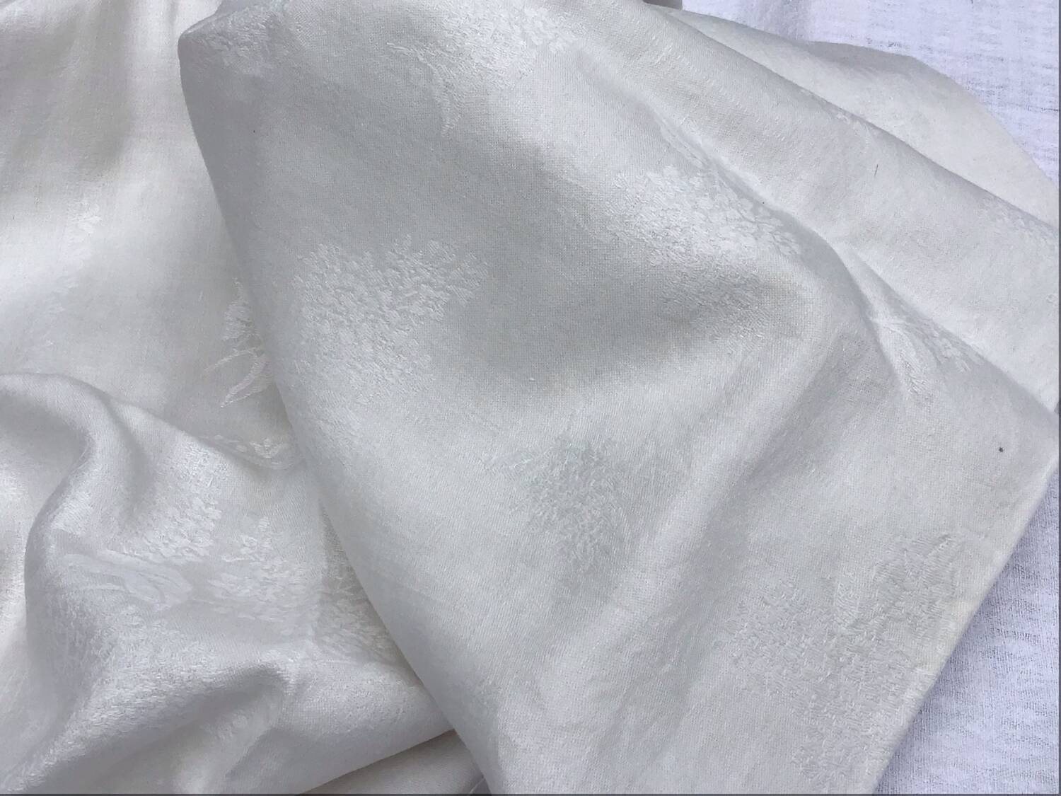 Nappe vintage blanche aux lilas, monogrammée  GSS