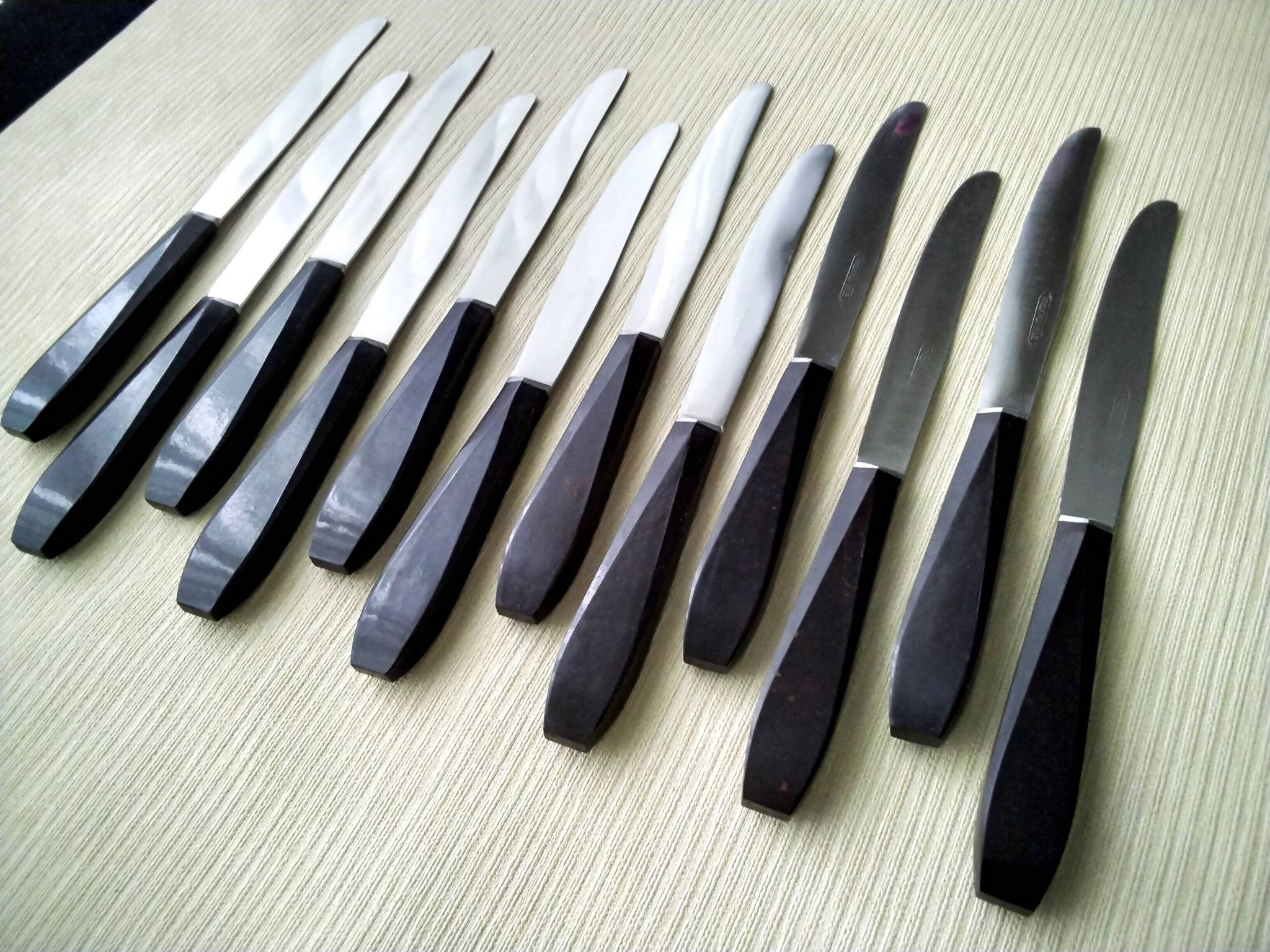 Box of 12 vintage table knives in stainless steel and brown bakelite