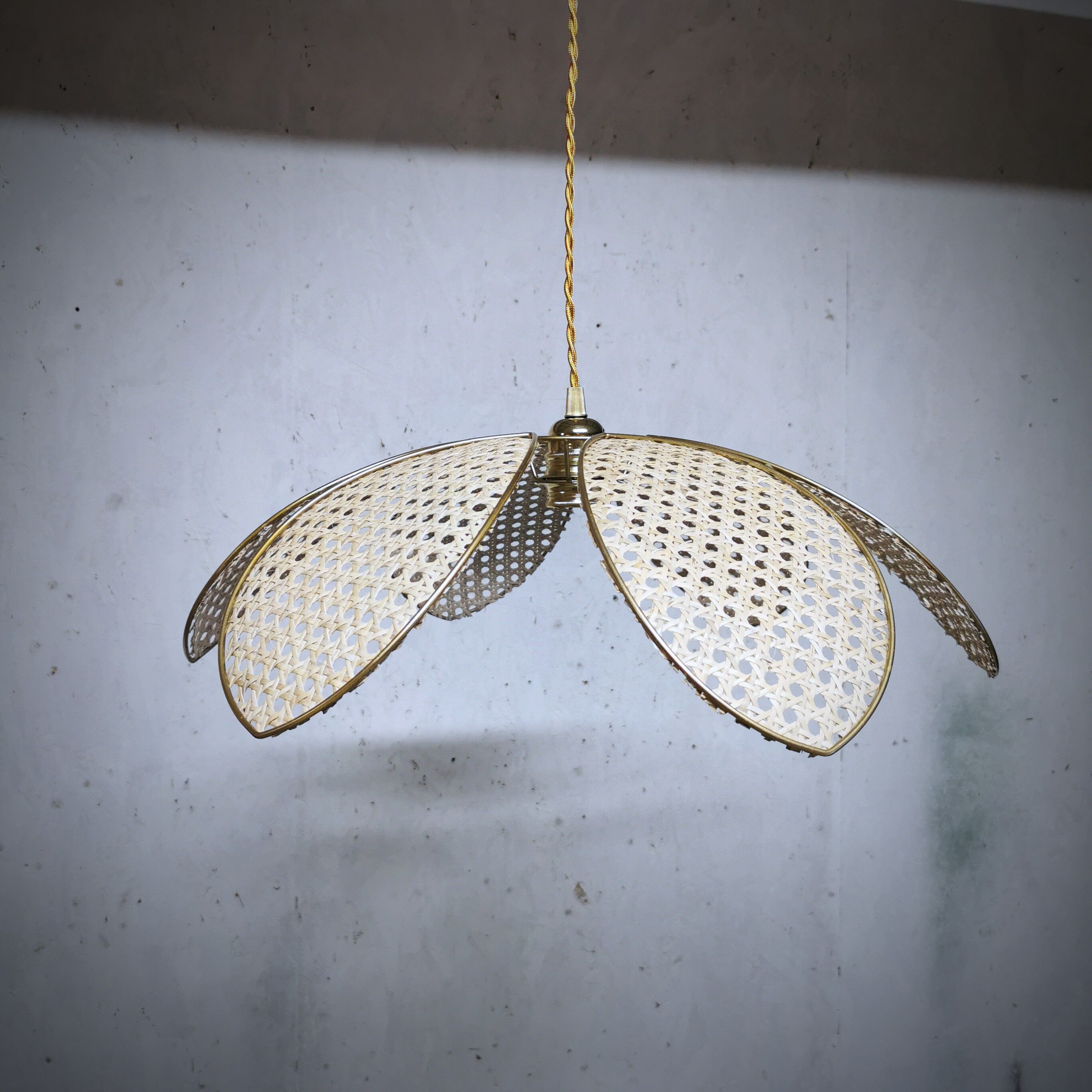 Flower suspension 6 petals in cannage