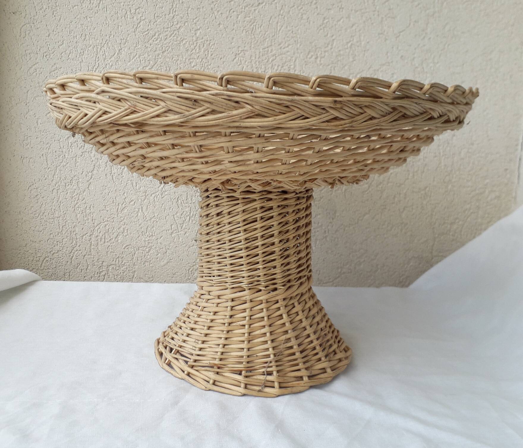 Wicker bowl on foot