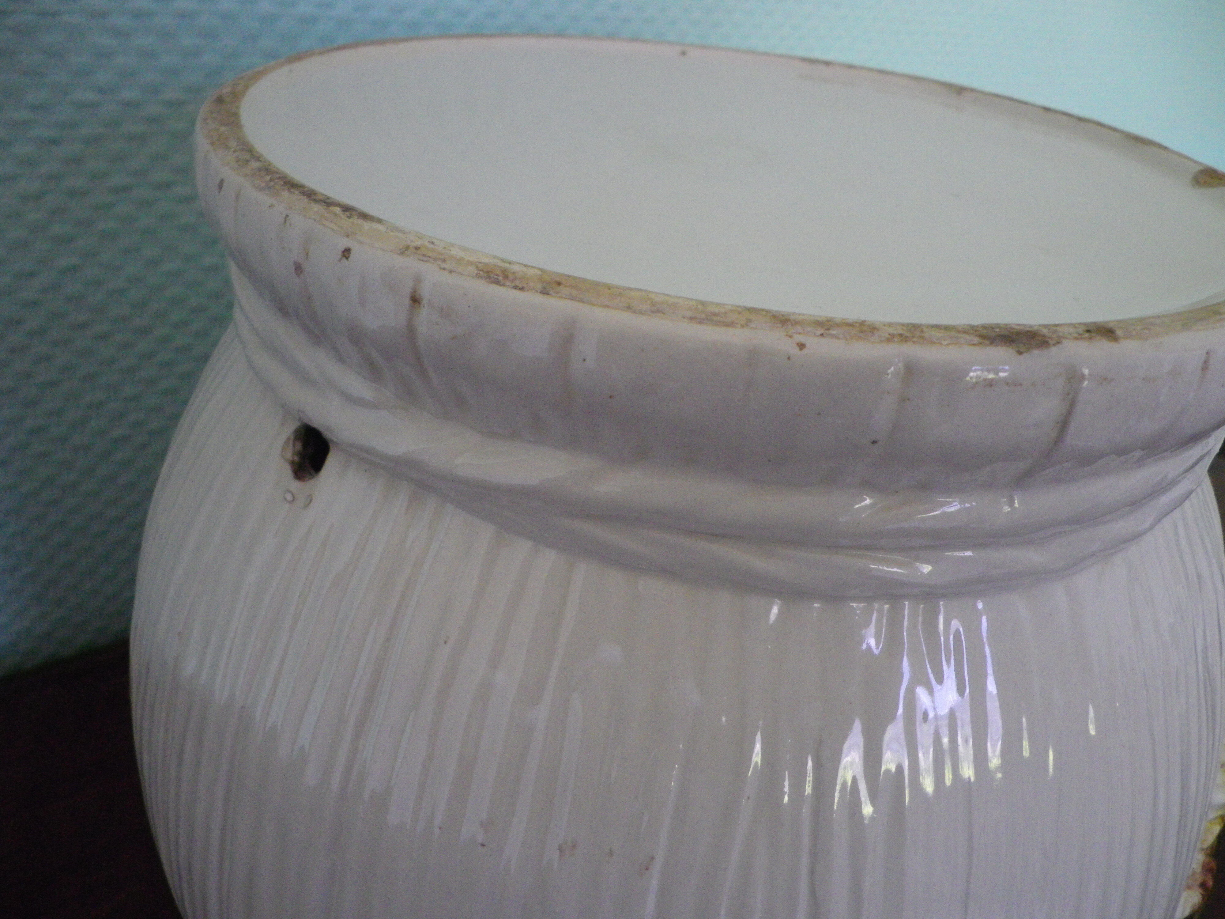 Ceramic flower pot with dabbling decorations