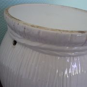 Pot de fleurs en céramique aux décors en barbotine