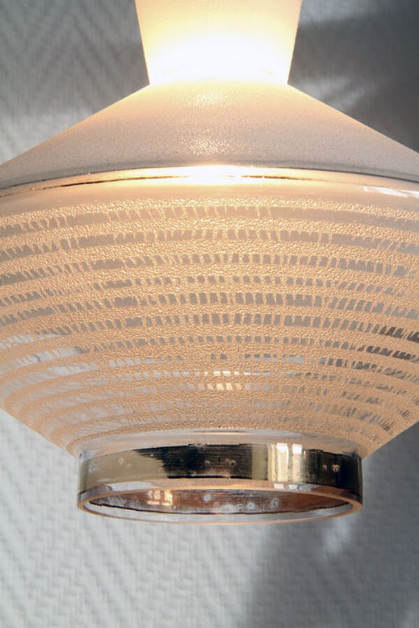 Lampe suspension Diabolo soucoupe en verre givré.