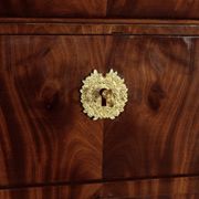 Chiffonnier en ronce d’acajou, époque Restauration – Début XIXe