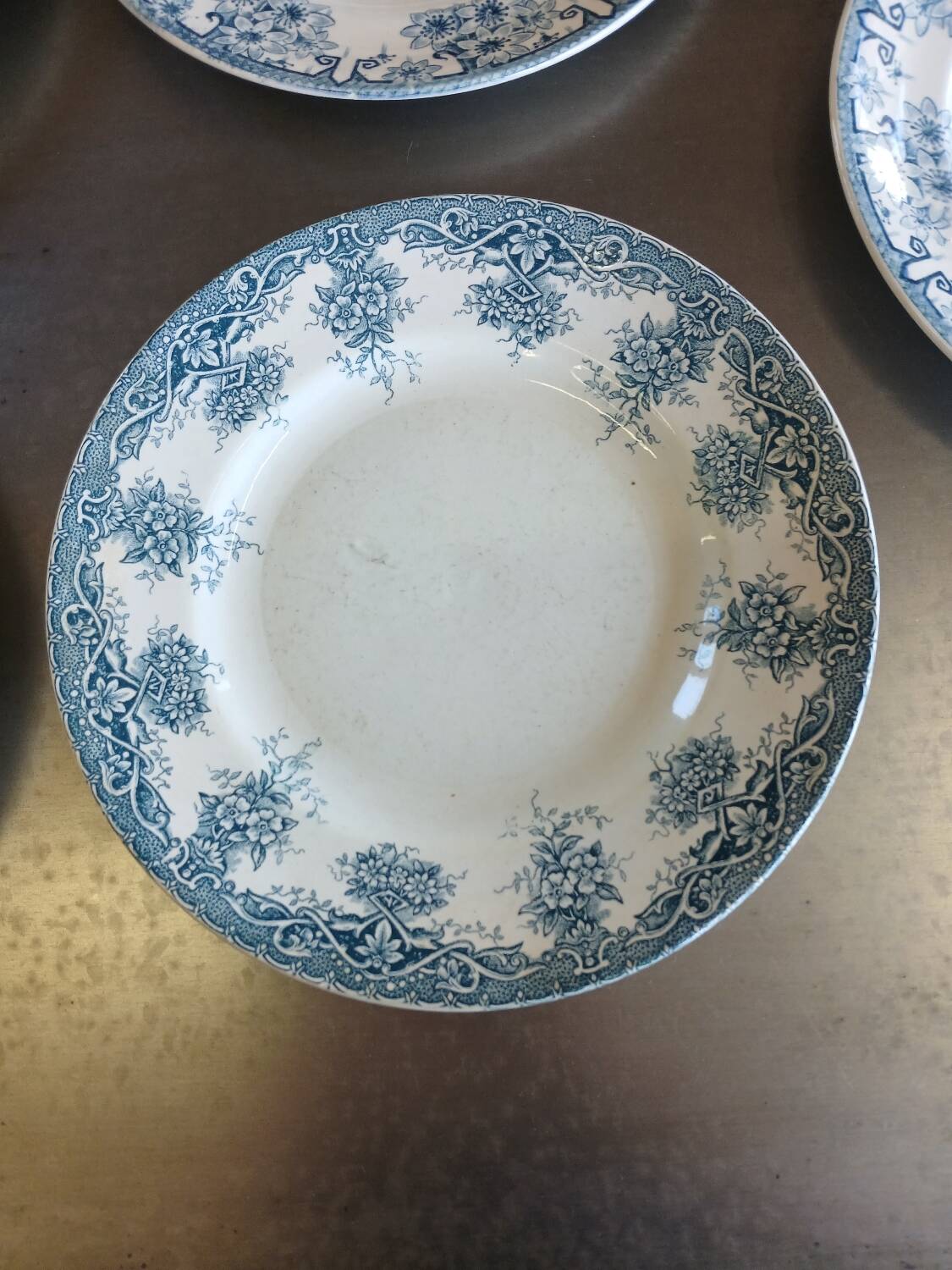 14 mismatched flat plates Terre de fer