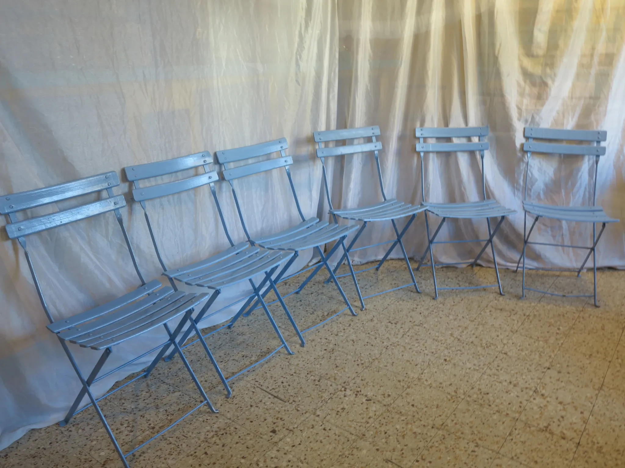 6 blue folding garden chairs