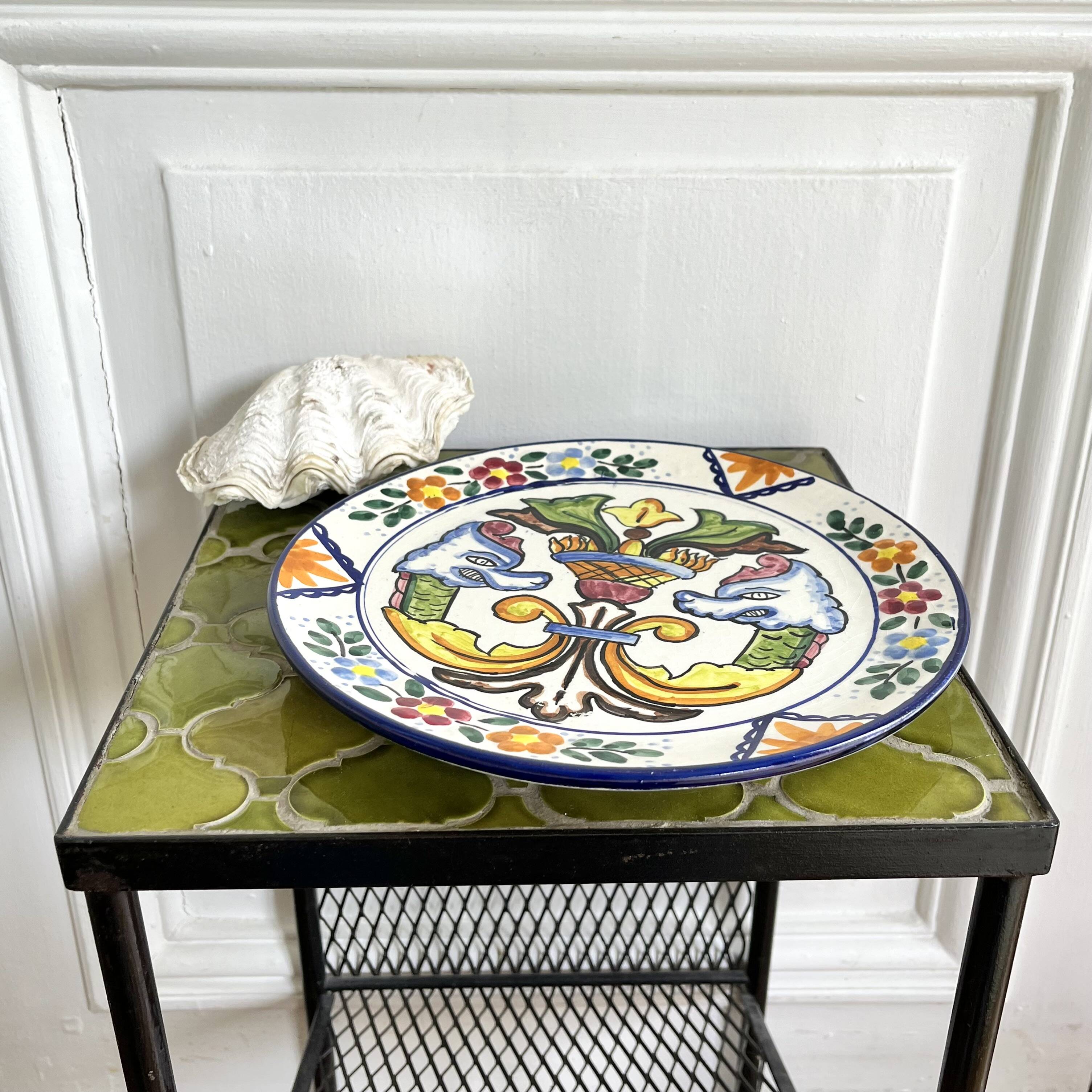 Assiette céramique décorative aux griffons