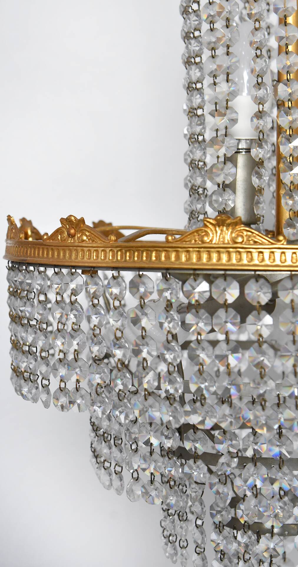 3-light chandelier in gold metal and glass pendants