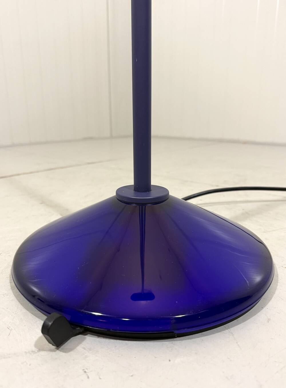 Lampadaire Arteluce Jill A380 en bleu, Italie, années 1970.