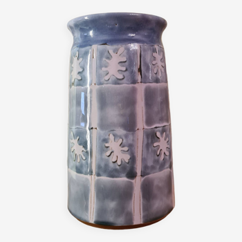 Vase original signé en terre cuite vernissée bleu violet motifs roses