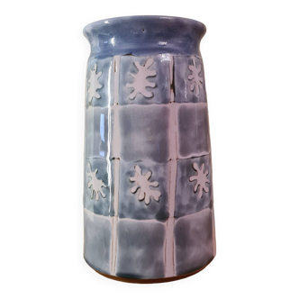 Vase original signé en terre cuite vernissée bleu violet motifs roses