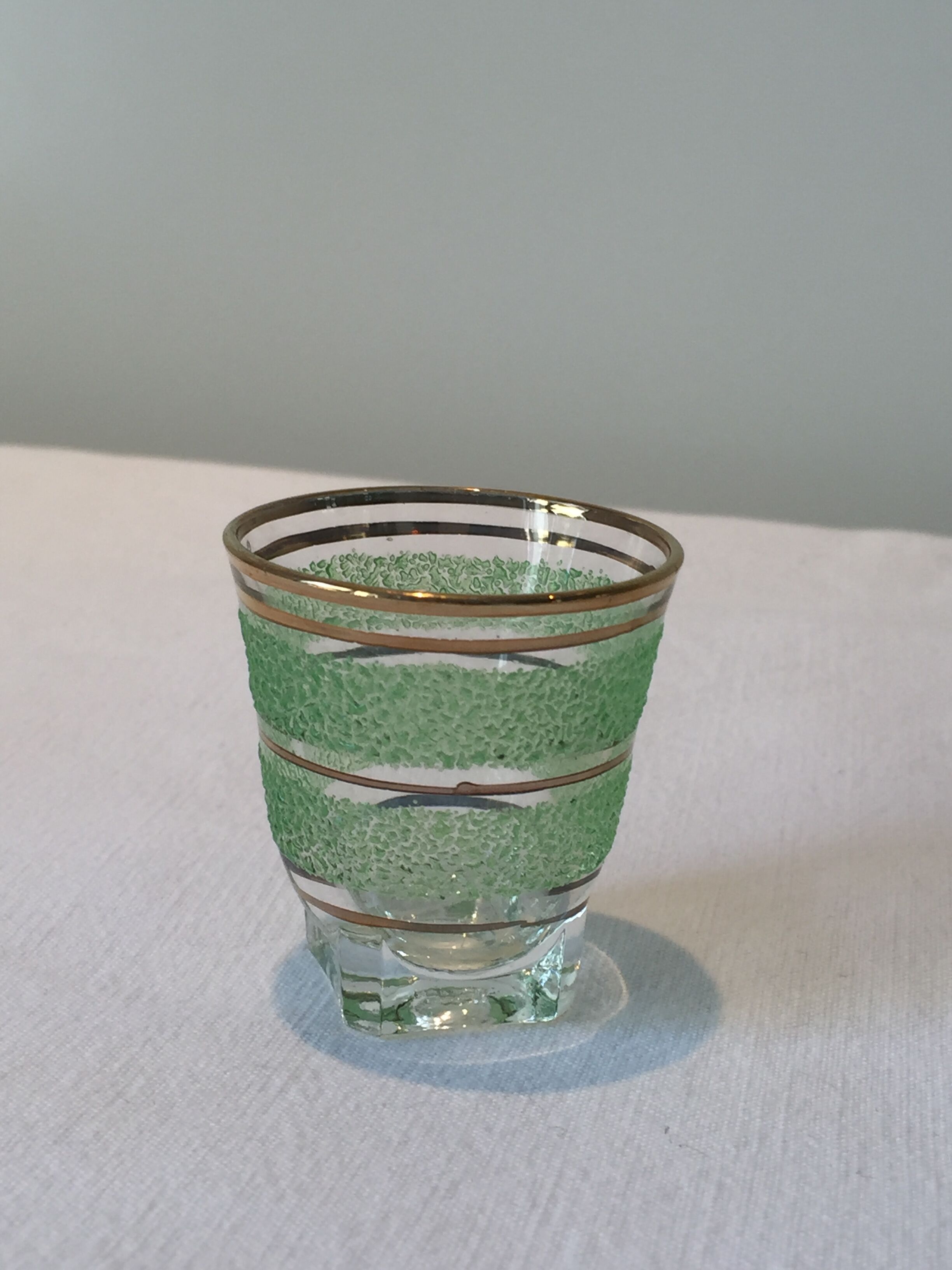 Lot of 8 shot glasses granités with their door-glass gold 70