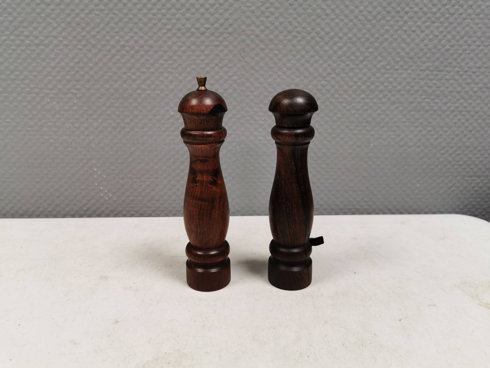 Salière et poivrière en bois de rose, Danemark 1960-70.