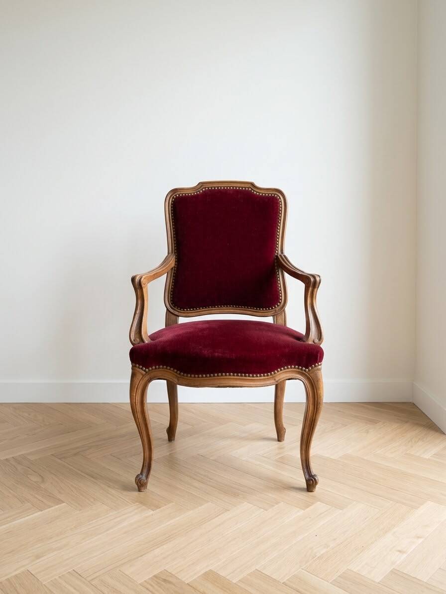 2 fauteuils style Louis XV de style classique en bois et velours bordeaux