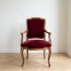 2 fauteuils style Louis XV de style classique en bois et velours bordeaux