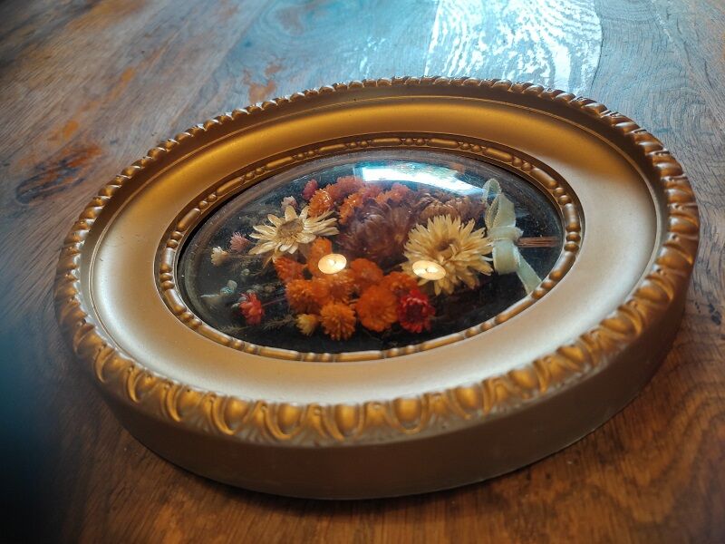 Oval frame with gold patina dried flowers