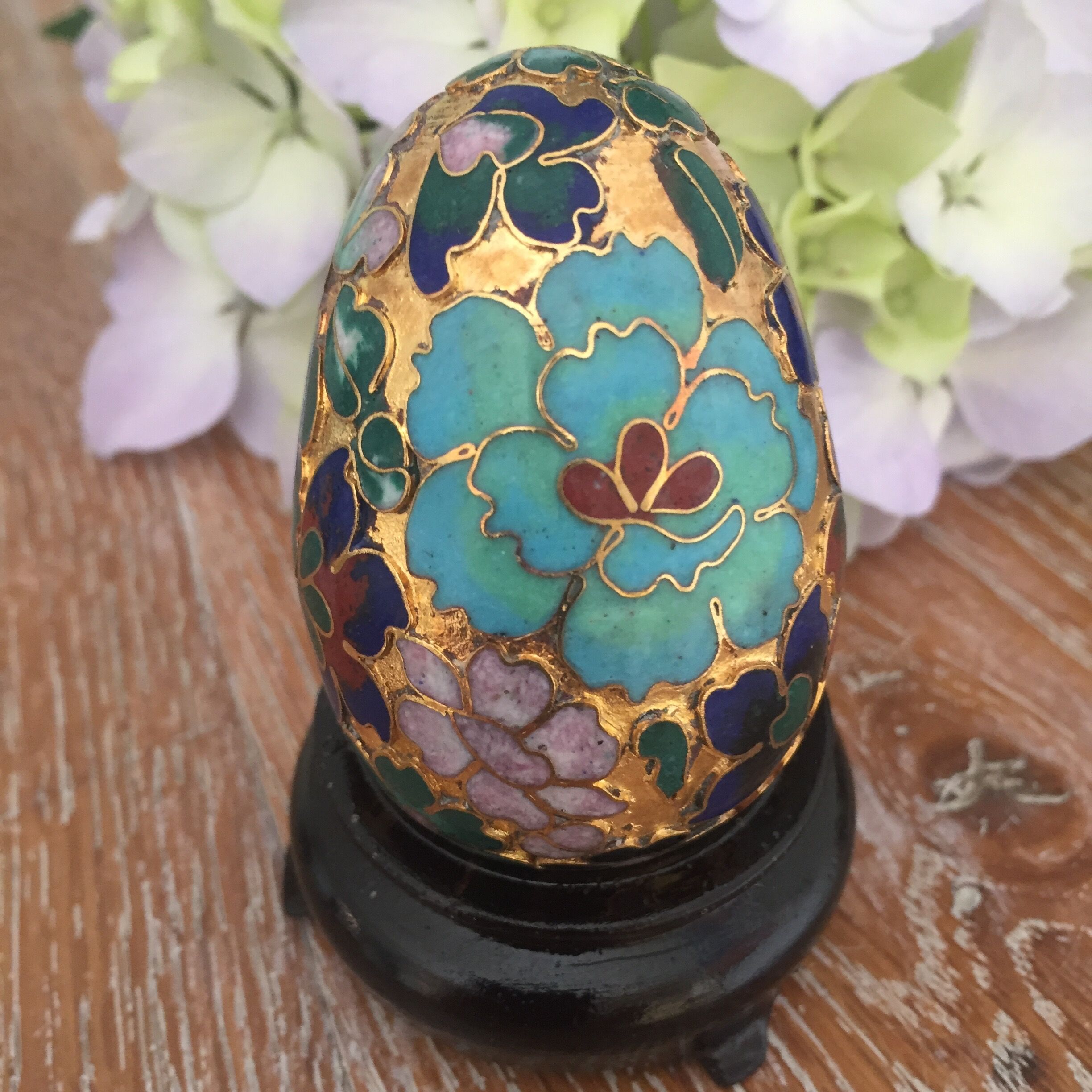 Batch of decorative partitioned eggs