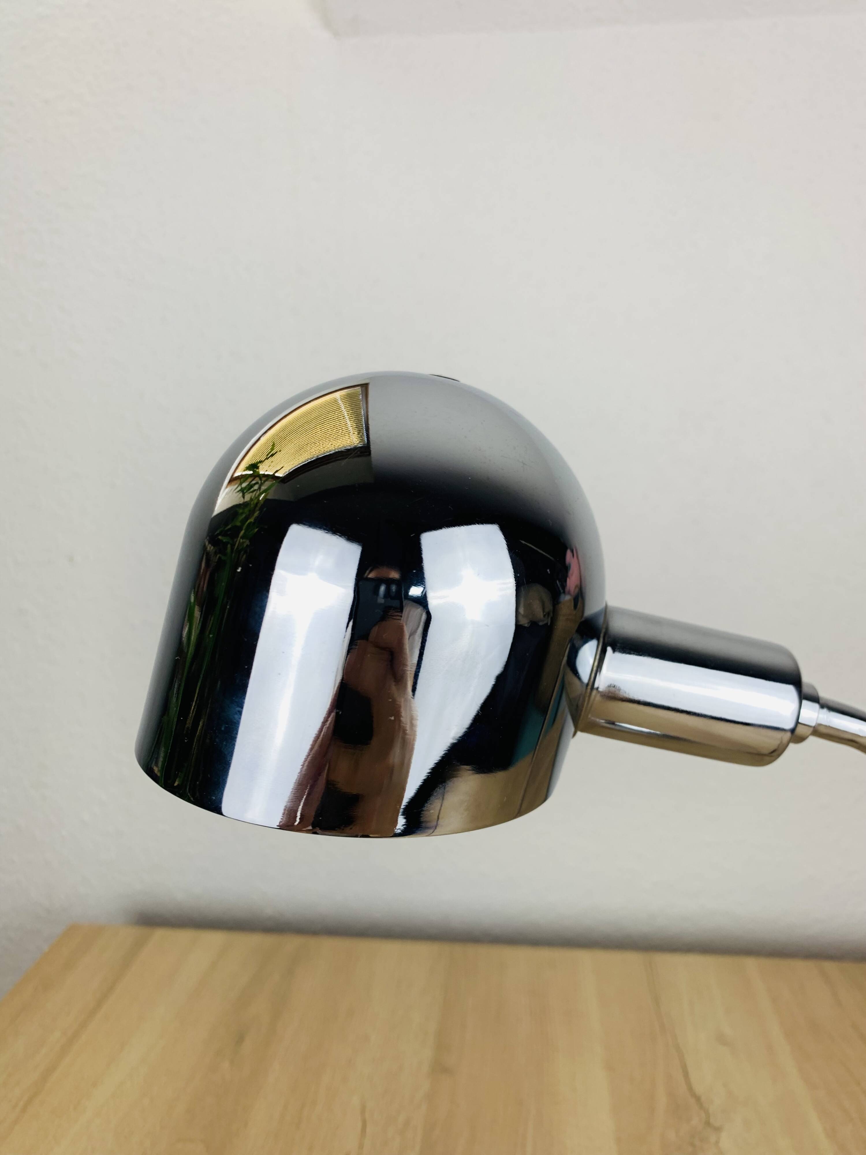 Lampe de bureau orientable chrome années 70