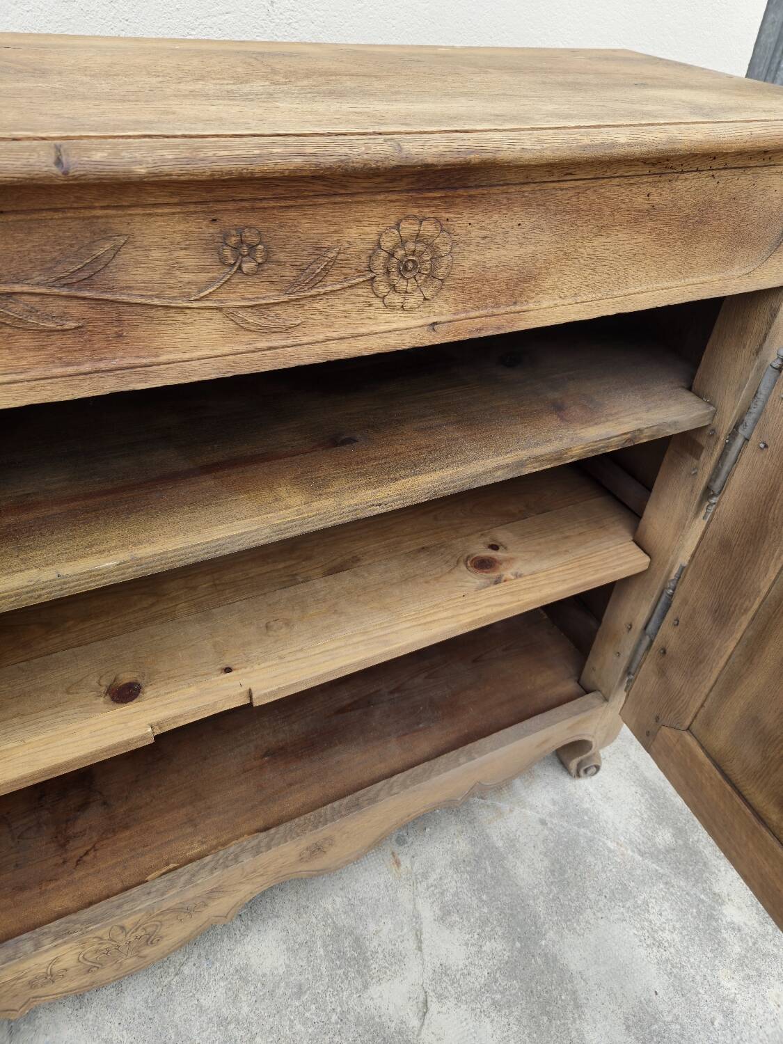Louis XV period sideboard in solid oak Aerogommer