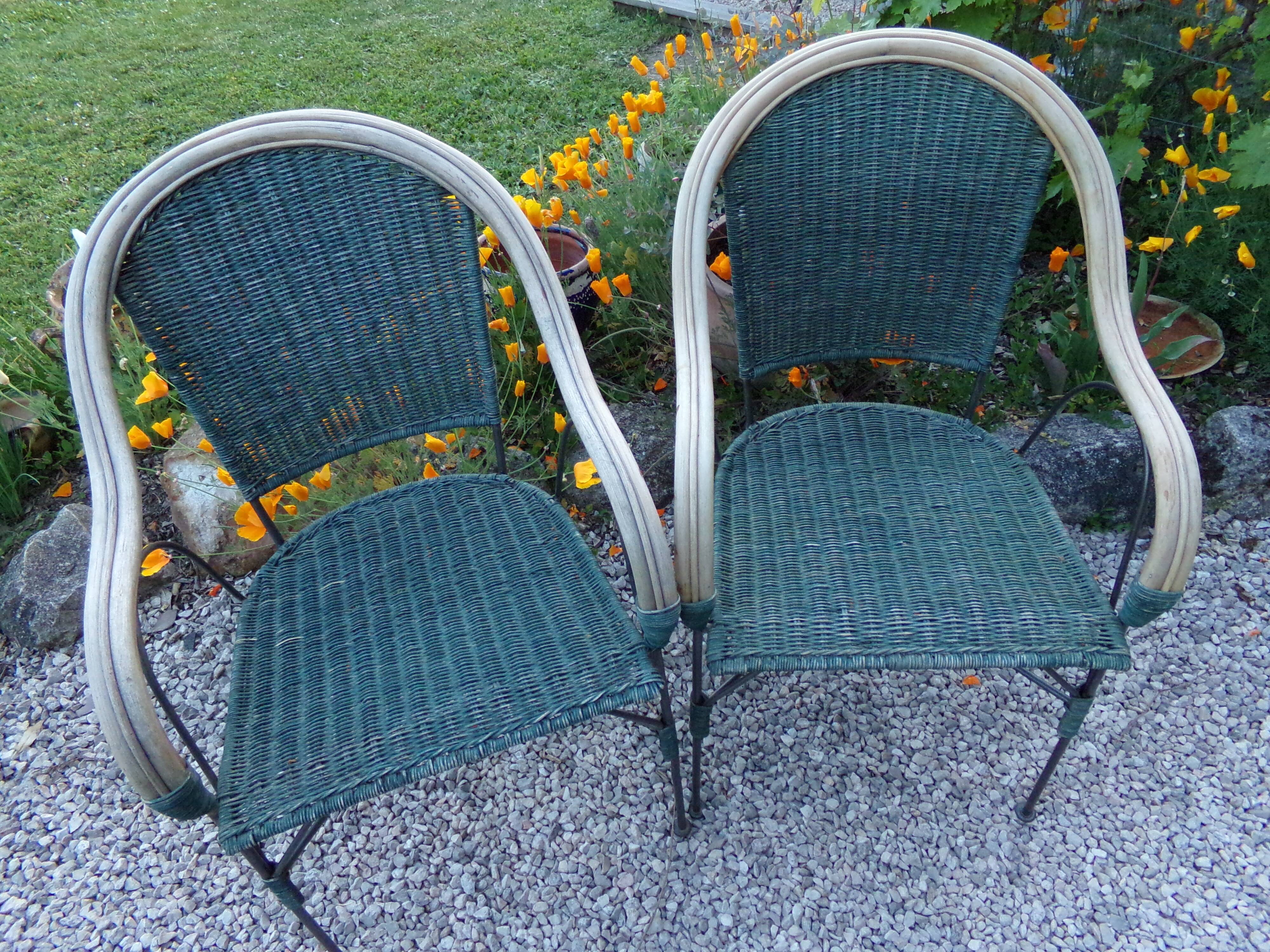 Duo de fauteuils anciens en fer forgé et osier