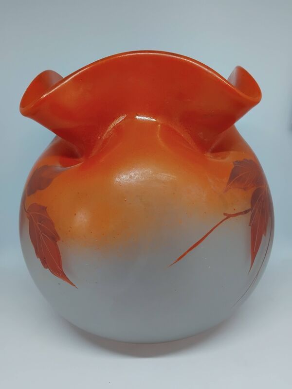 Grand vase Legras. Forme mouchoir. Modèle « Mures ». Début XX éme.