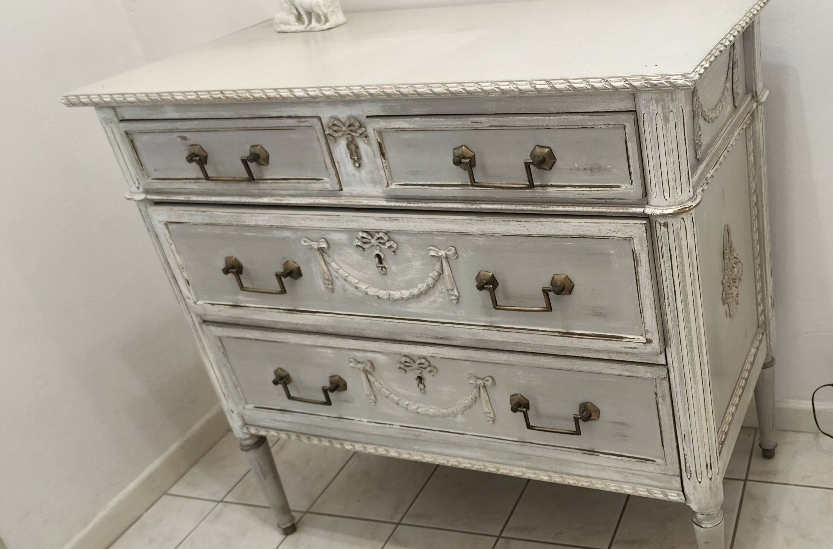 Commode style louis 16 ferrures origine