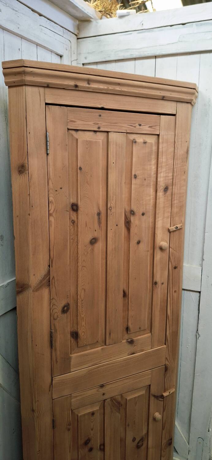 Armoire d'angle ancienne