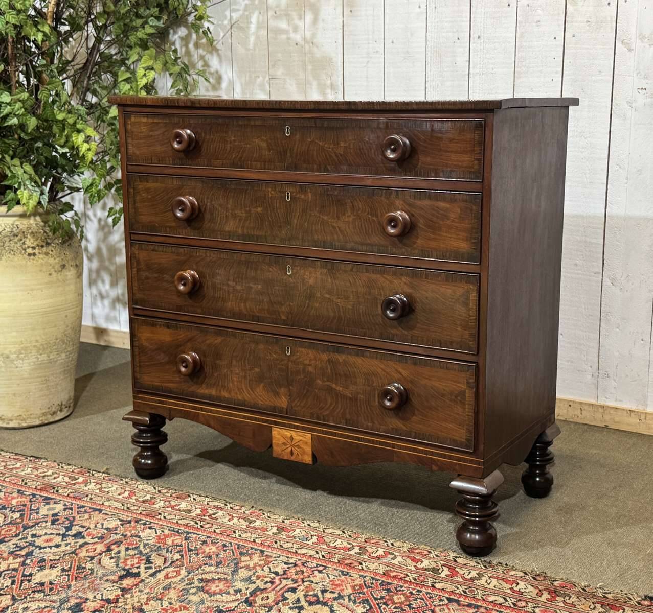 Victorian English commode from the 19th century in mahogany.