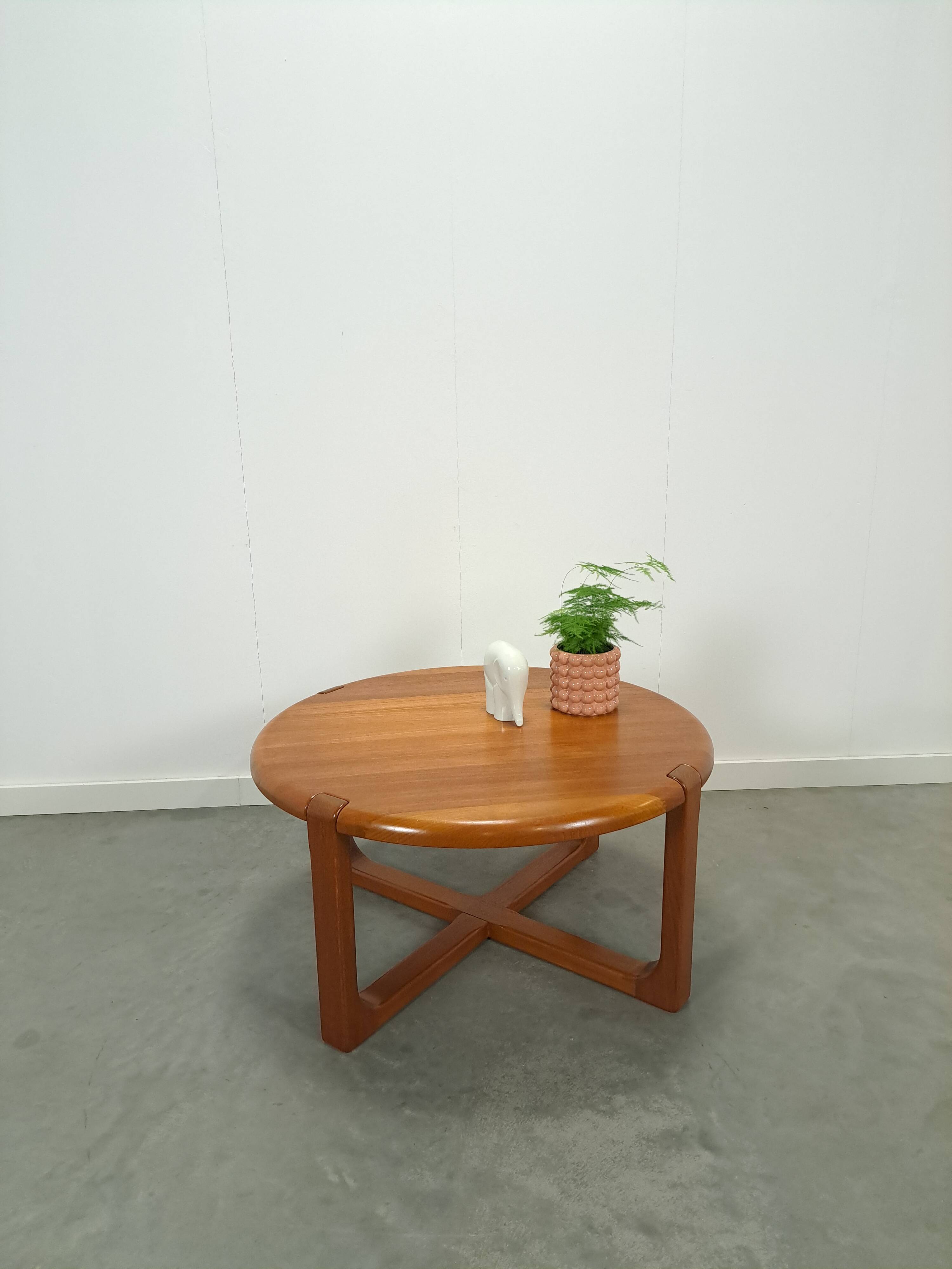 Table basse ronde en teck Niels Bach Danemark