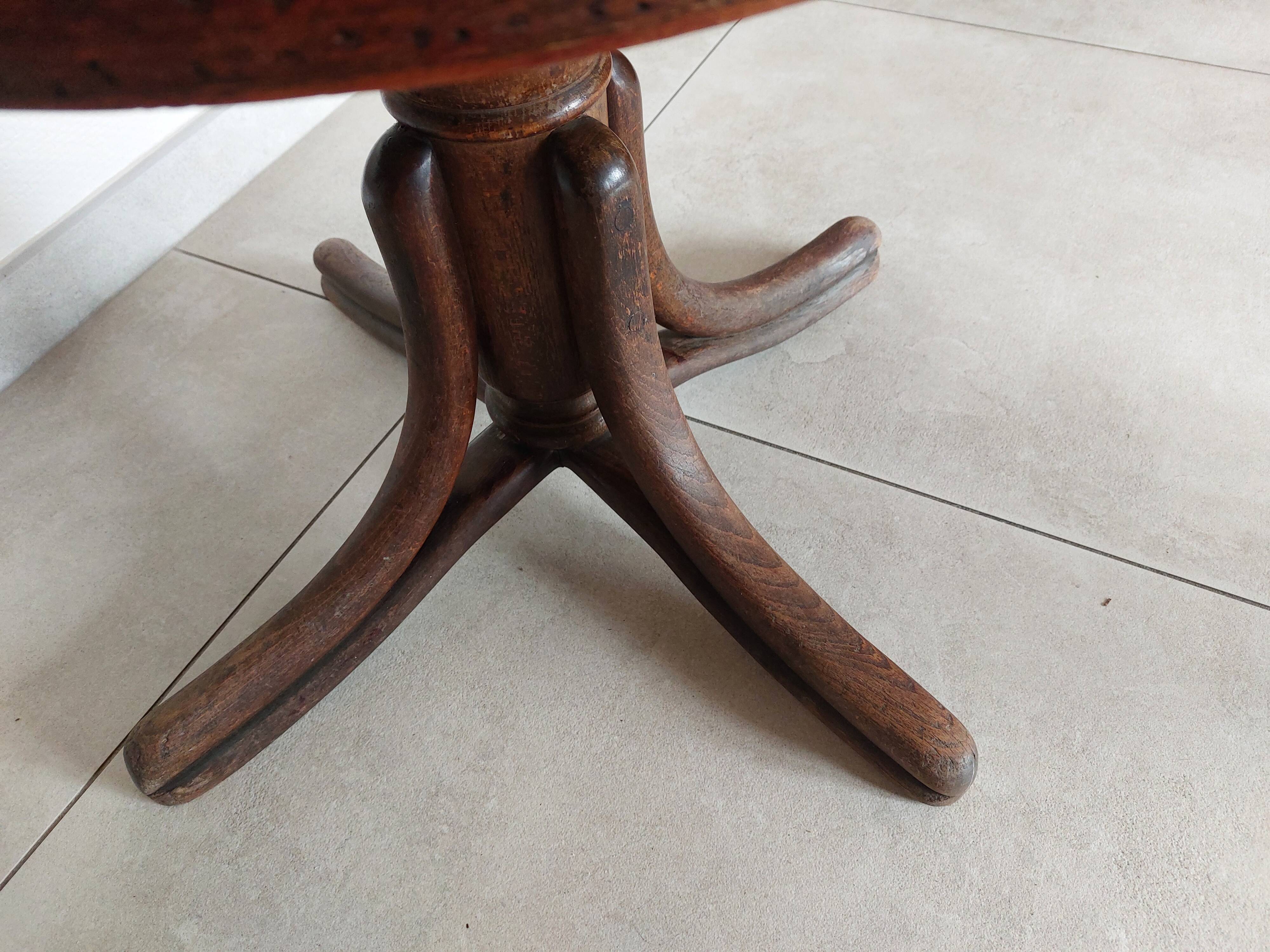 Thonet armchair, swivel, in wood and faux leather.