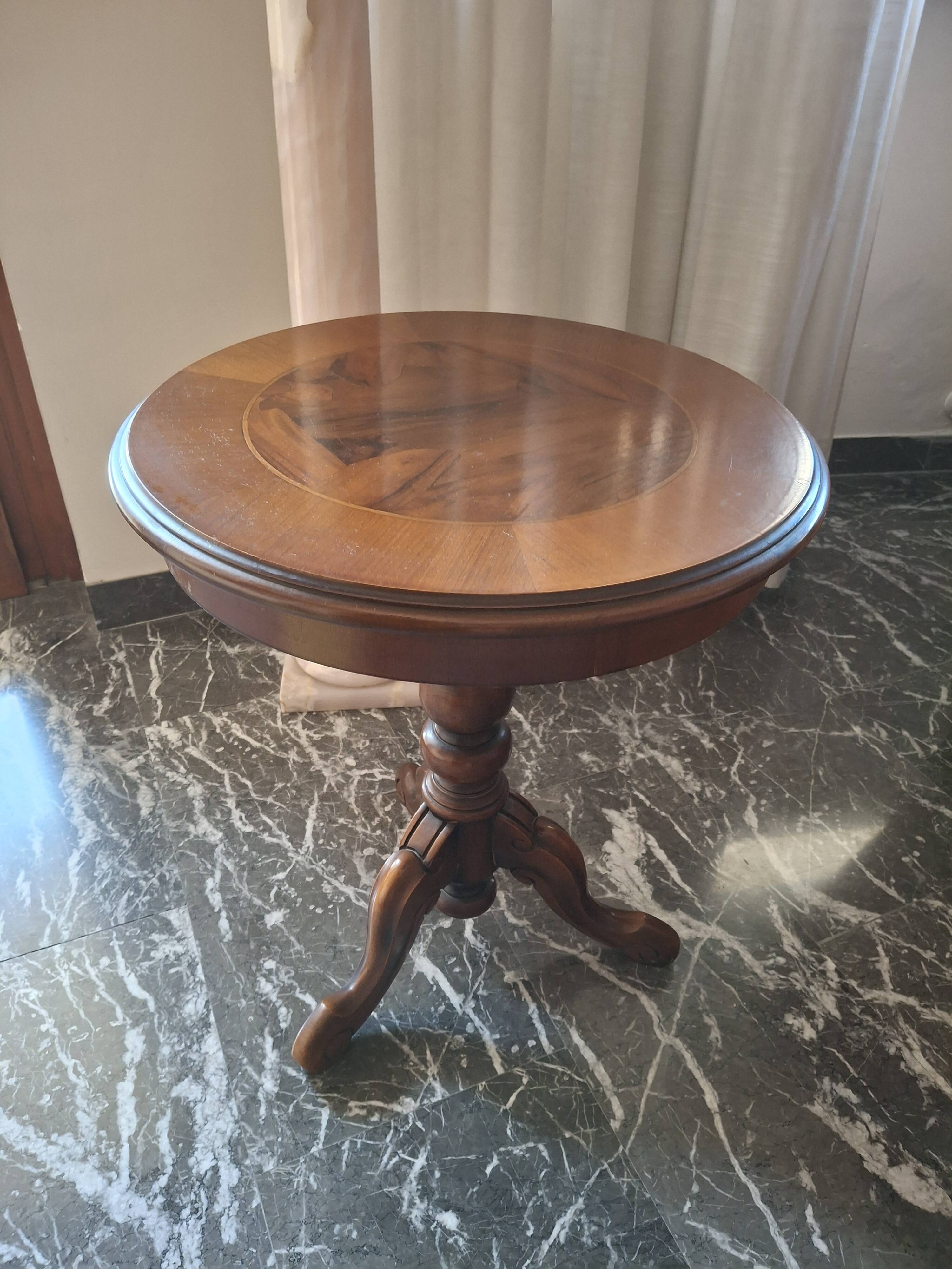 1960s Italian round side table in marquetry wood.