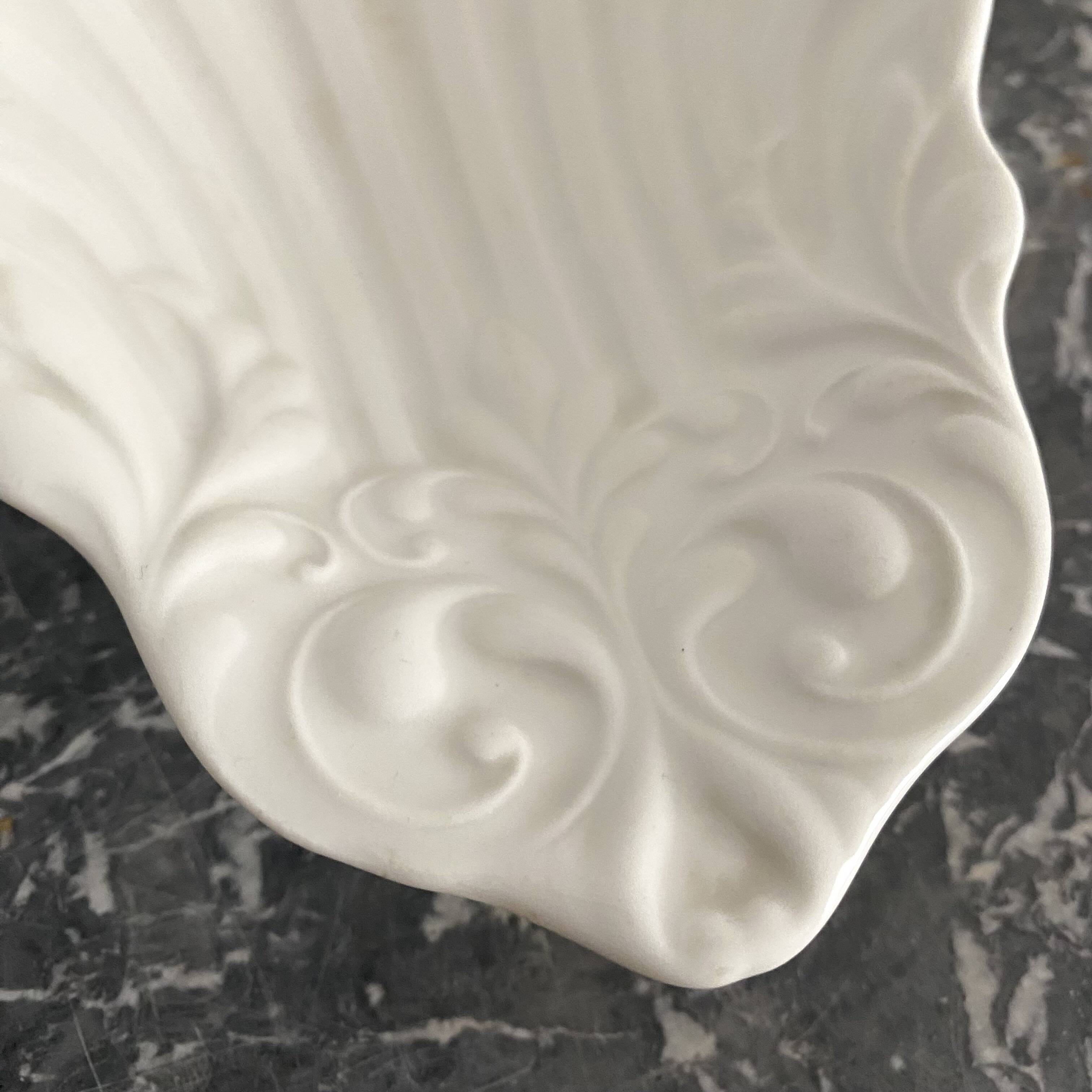 porcelain shell bowls, empty pocket