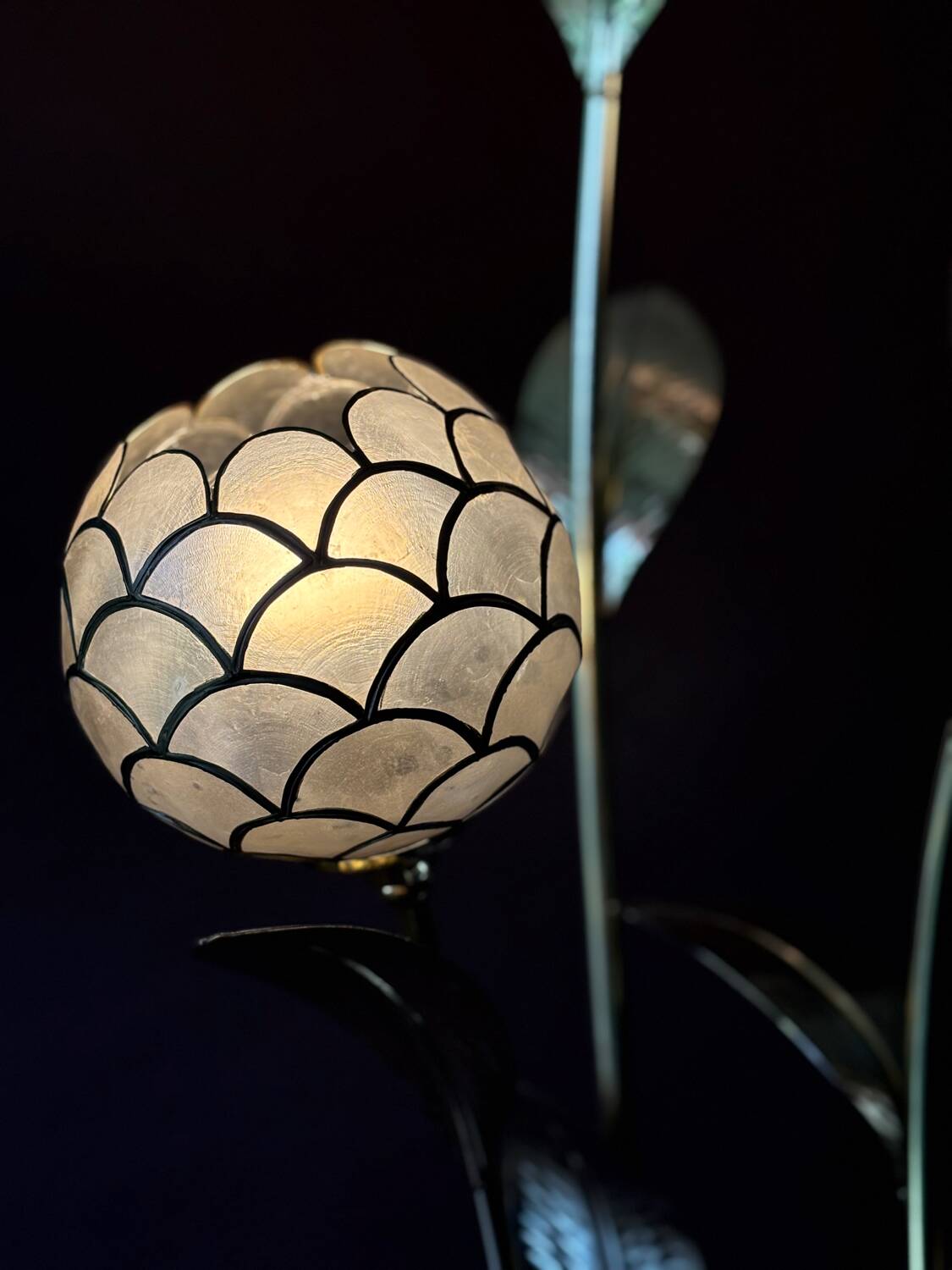 Floral floor lamp in brass and Capiz mother-of-pearl, 1970