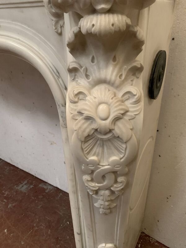Cheminée de style Louis XV en marbre blanc de Carrare XIX siècle