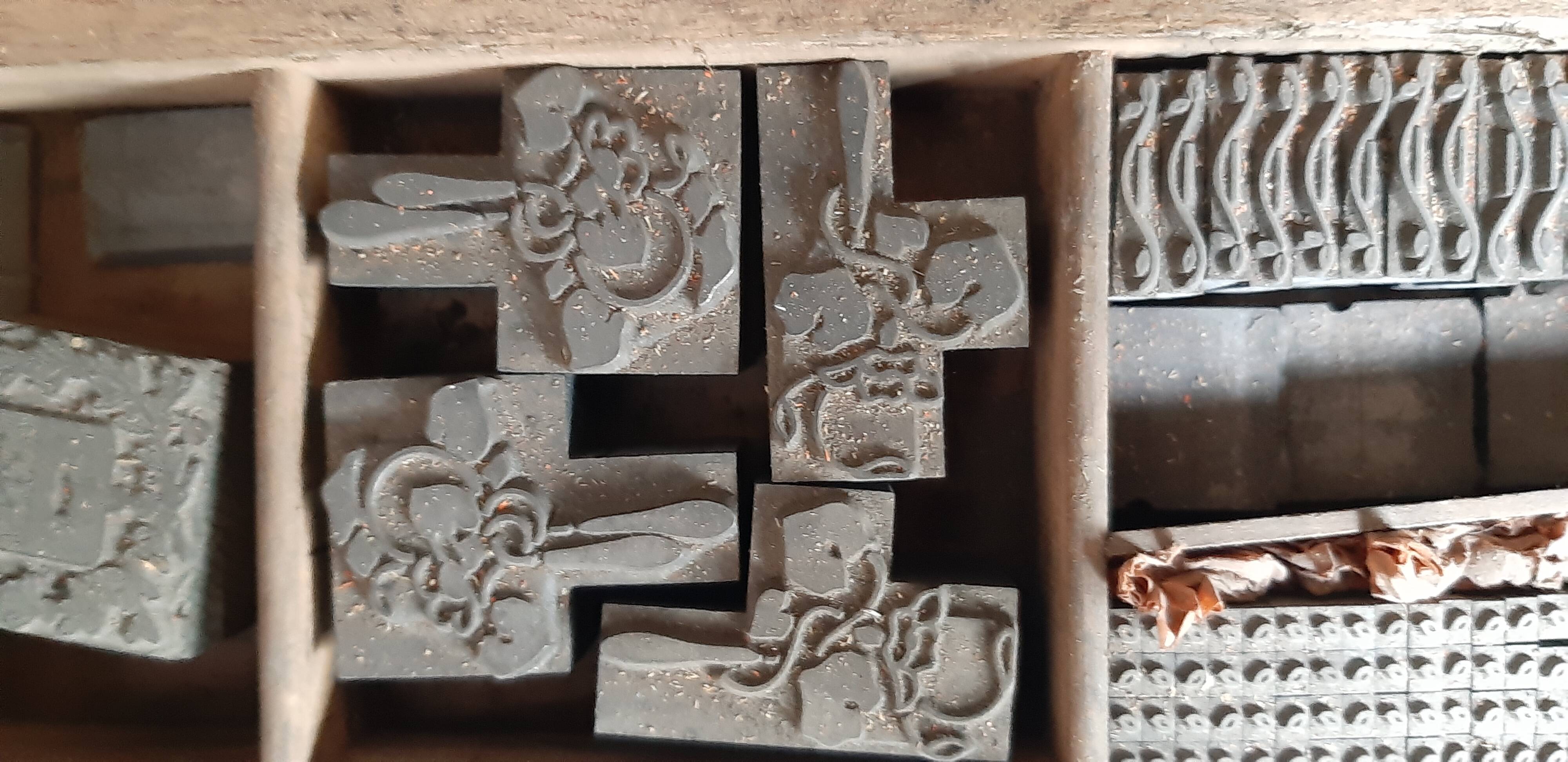 Printing cabinet 16 drawers with these lead letters