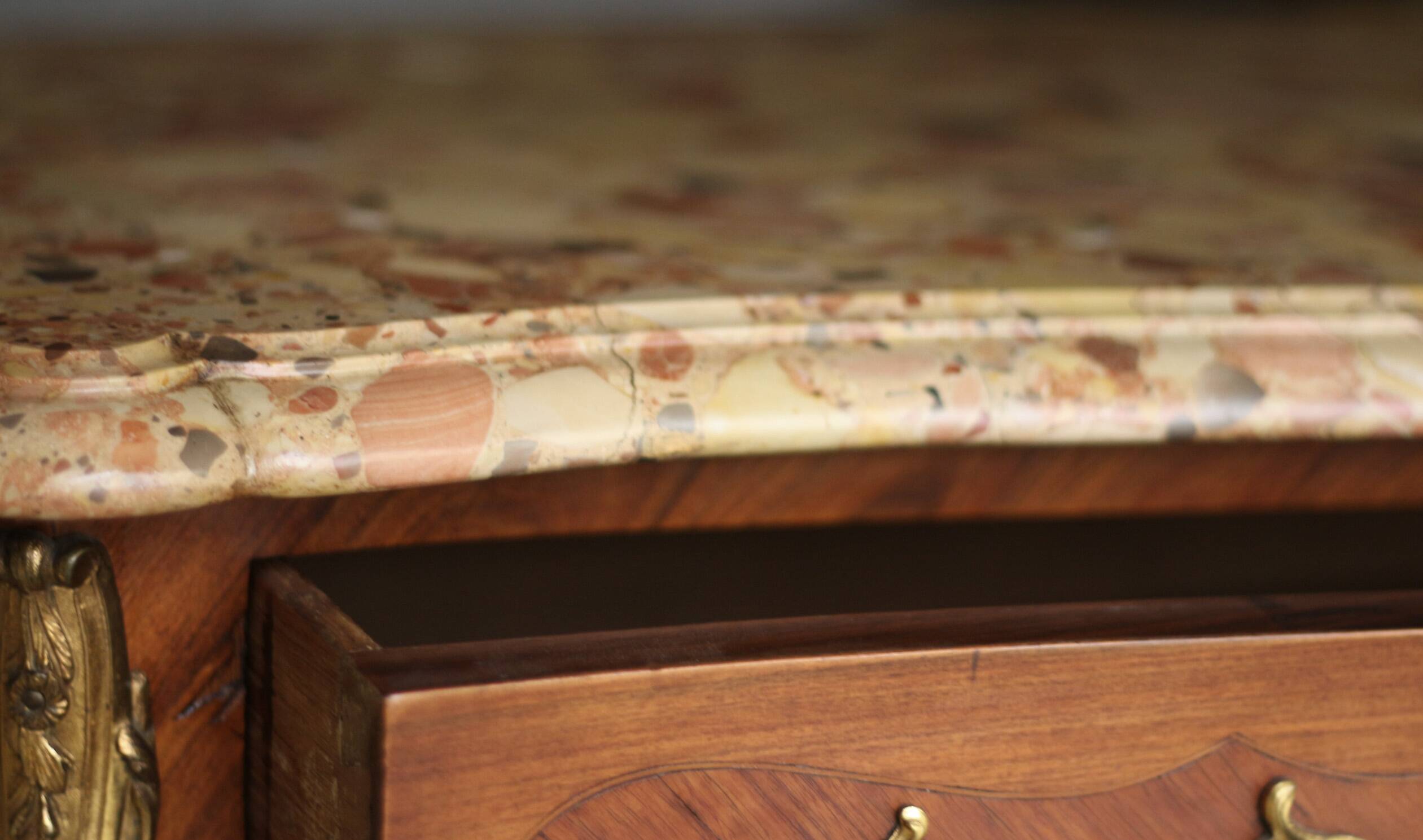 Sumptuous curved weekender in veneered wood in Louis XV style.