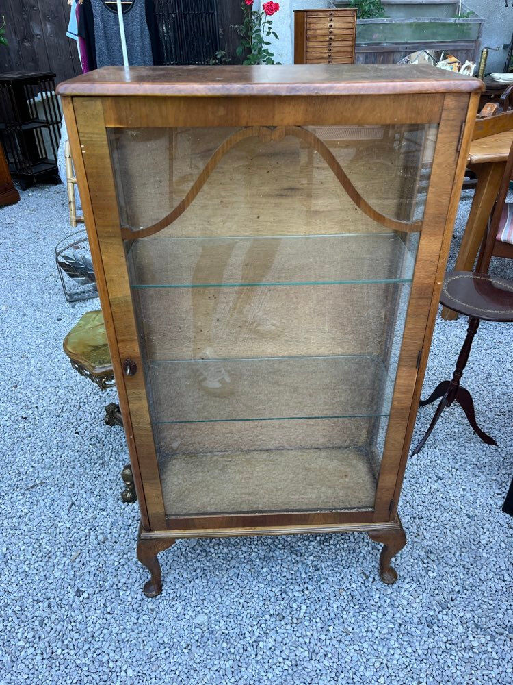 Vitrine sur pied