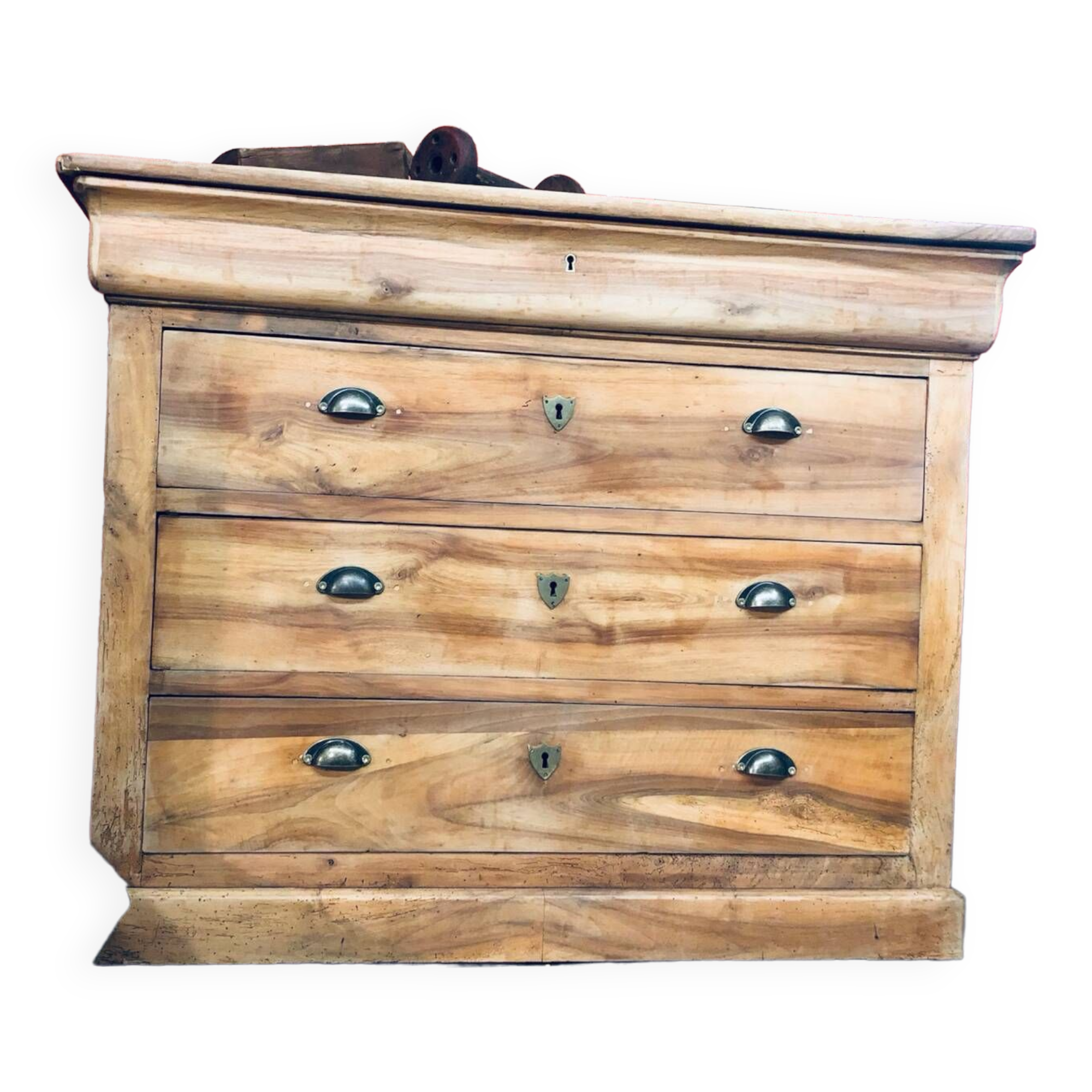 Walnut chest of drawers