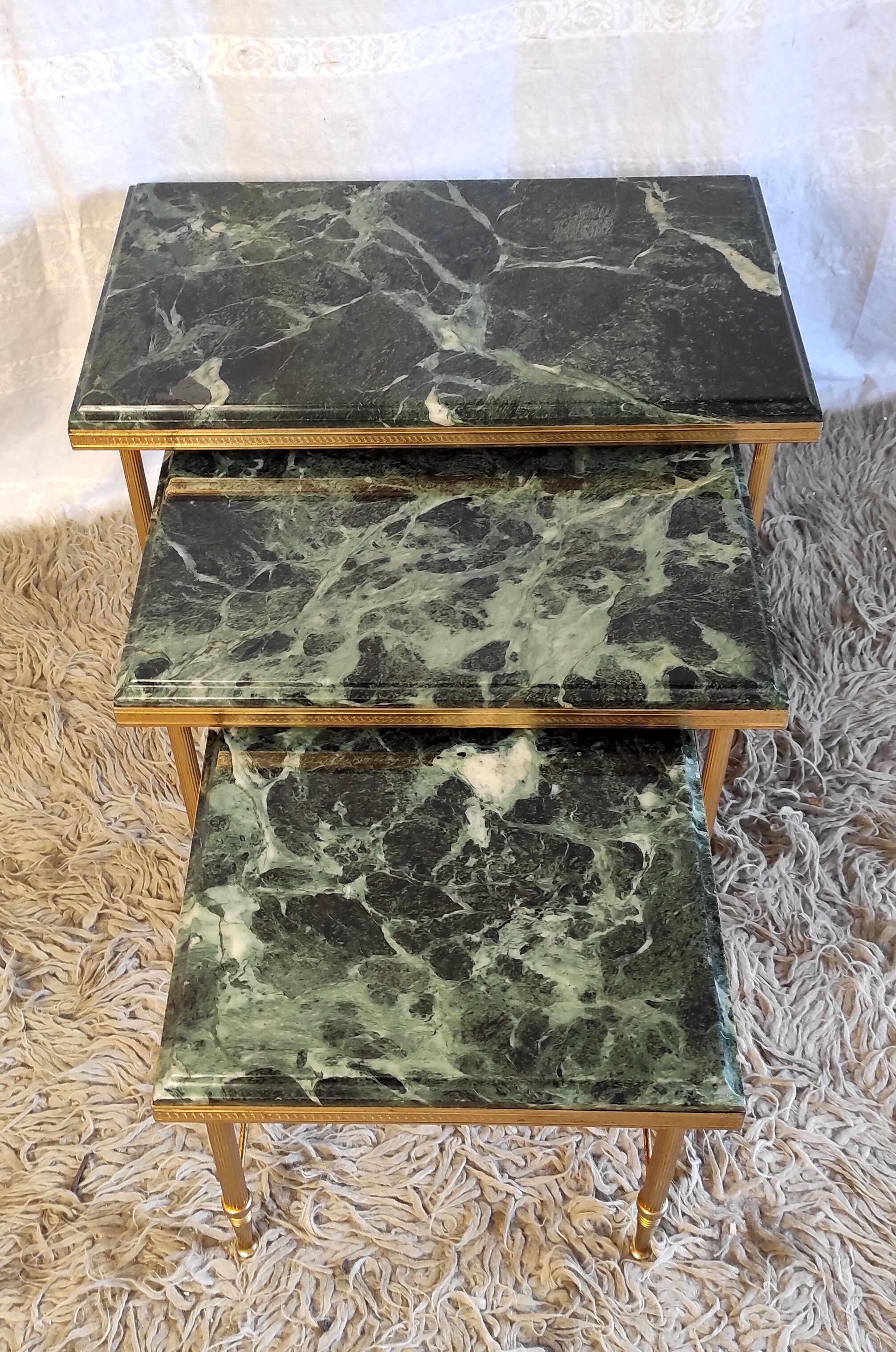Pull-out tables in gilded metal and green marble – 60s/70s