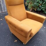Paire de fauteuils des années 70 en velour ocre