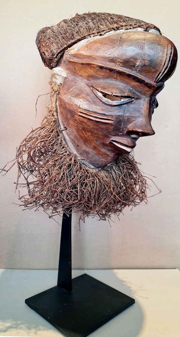 Masque « mbuya », pende, république démocratique du congo. bouis, pigments,