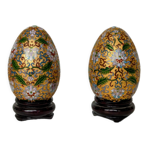 Oeufs en métal doré en émaux